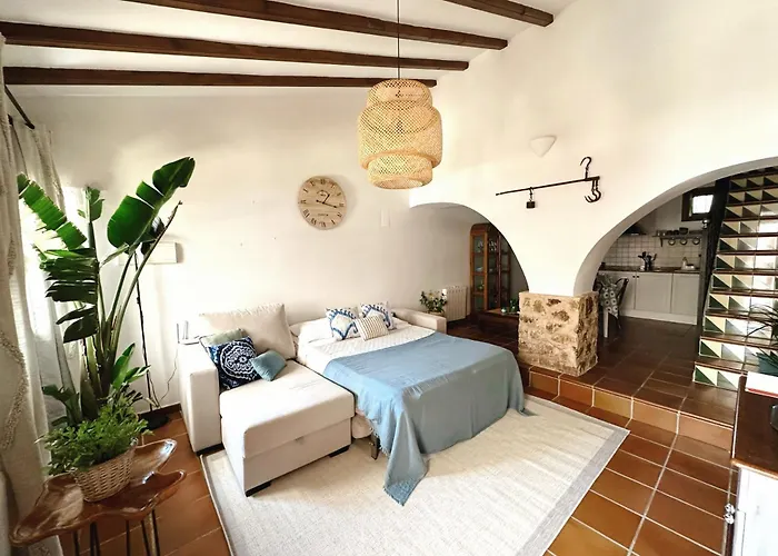 Masía de San Juan, casa rural renovada y con terraza privada en castillo con piscina