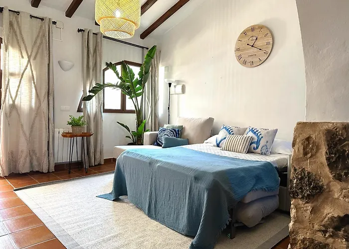 Masía de San Juan, casa rural renovada y con terraza privada en castillo con piscina